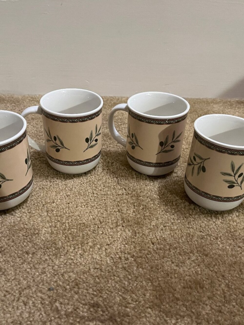 Set of 4 stoneware mugs, Casual Settings by Oneida